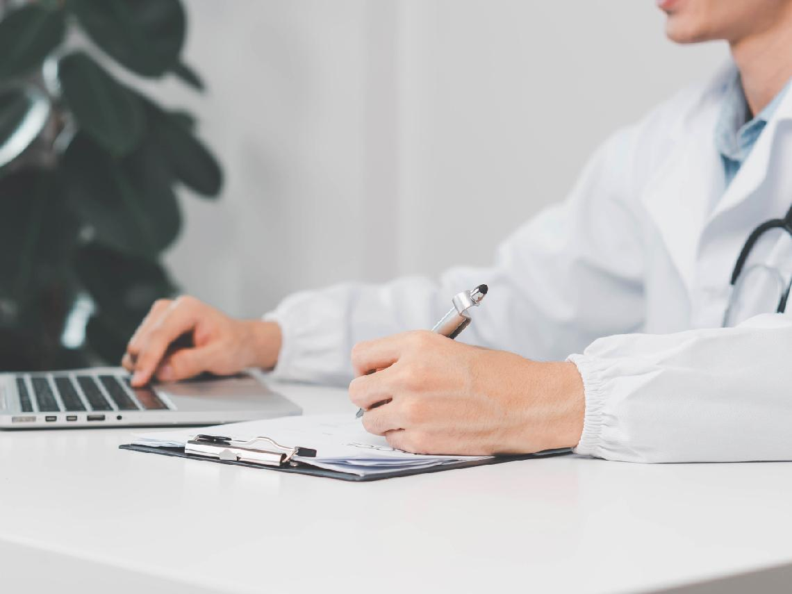 醫美診所遭駭客入侵，離職醫師公開病患馬賽克影像自清...洩漏病人個資，有哪些法律責任？